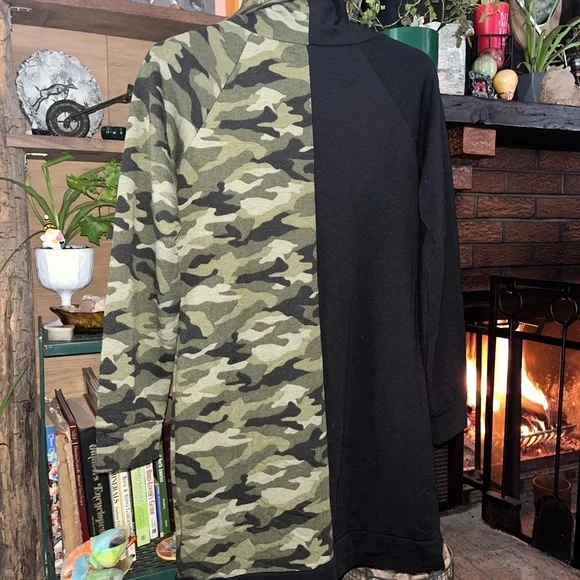 No Boundaries Black and Gray Sweatshirt - Picture 5 of 7